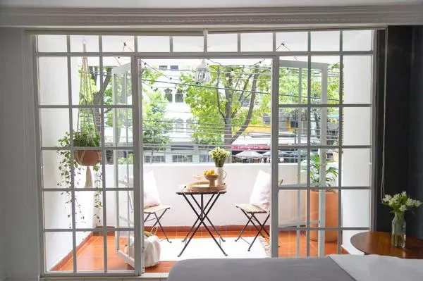 Vibrant 5BR Apartment with Cozy Balcony
