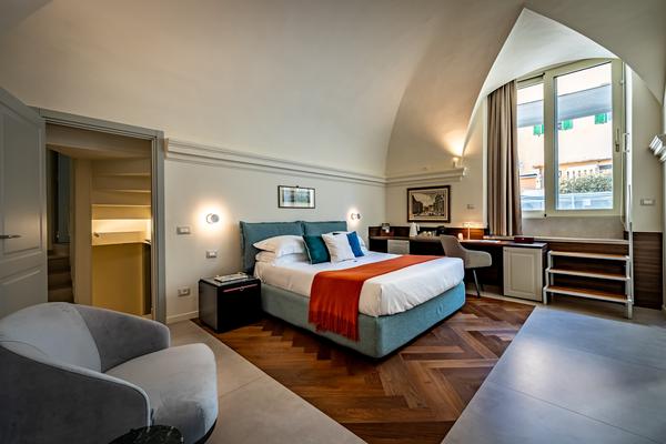 Deluxe 3 Beds King Suite