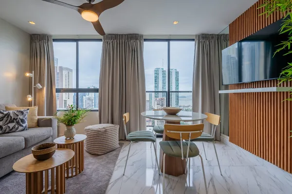 Custom 1BR w/ Beautiful View in Calle 50