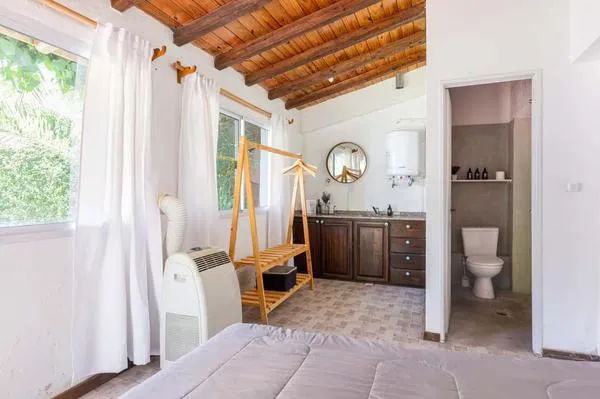 Vibrant 5BR House w/ Outdoor Pool in Mendoza